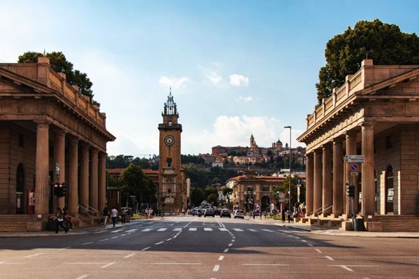 visit-bergamo-new-town-luxury-car-with-driver