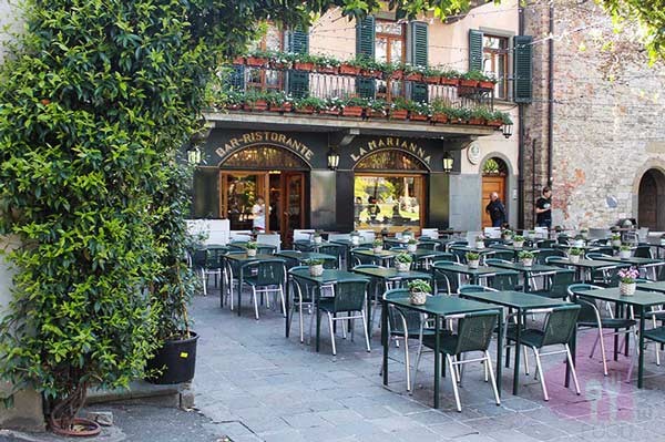 visit-bergamo-la-marianna-parlour-luxury-car-with-driver