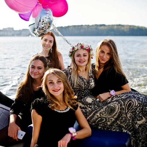 uxury car rantal Milan: bachelorette party girls boat