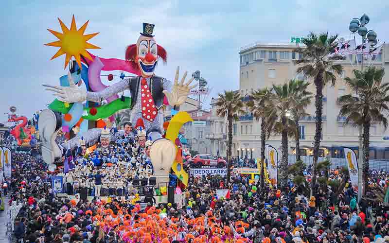 Experience the Carnival 2019 in a luxury car with driver!