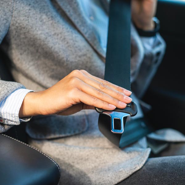 Chauffeur Service Milan: businesswoman putting her seatbelt