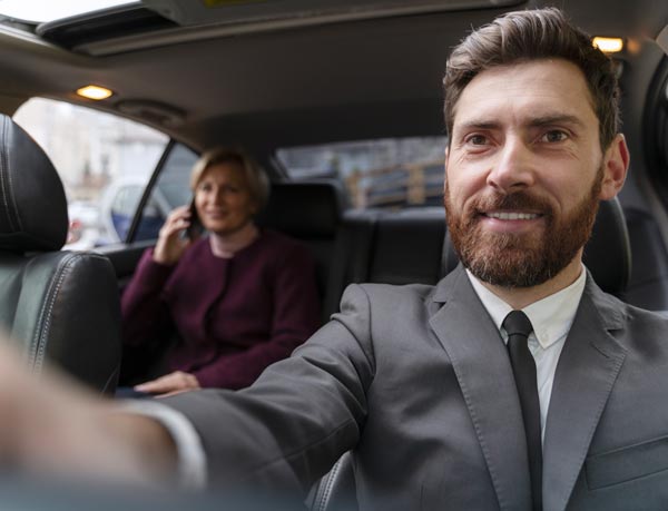 Chauffeur Service Milan: driver interacting with a woman into the car