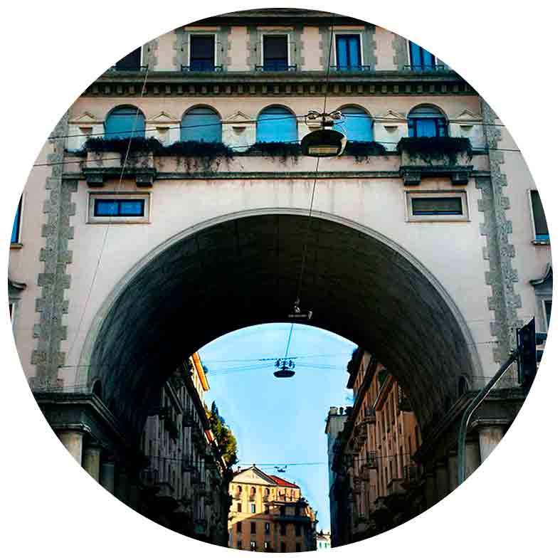 Milan’s Fashion Week 2019 in a luxury car with driver Milan’s Fashion Week 2019 in a luxury car with driver