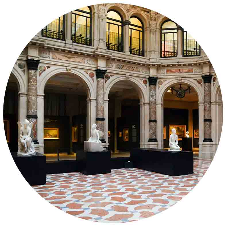 Milan’s Fashion Week 2019 in a luxury car with driver Milan’s Fashion Week 2019 in a luxury car with driver