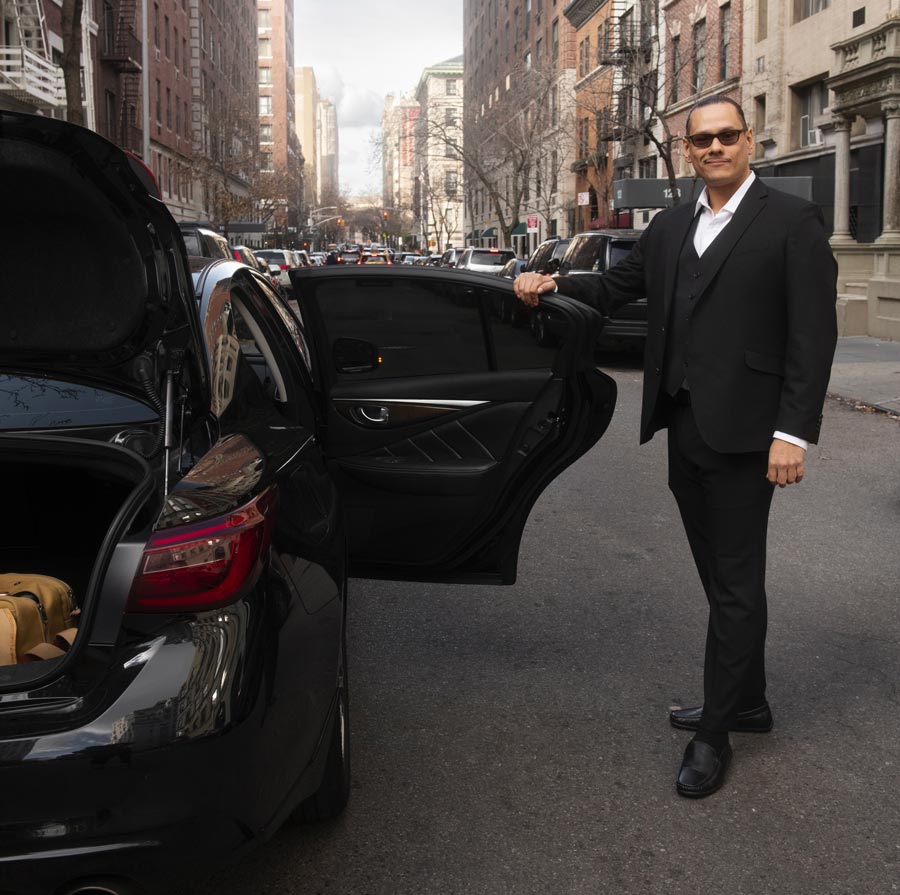 Service NCC Milano: chauffeur with doorman apert