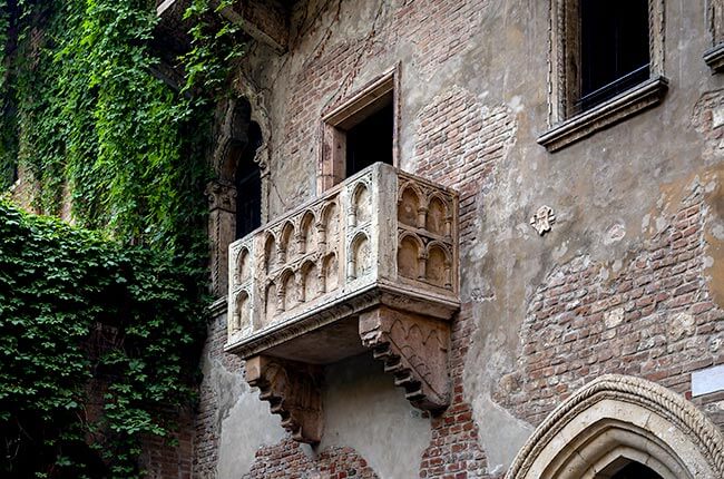 Tour car rental service in Verona – The balcony of Romeo and Juliet Tour car rental service in Verona – The balcony of Romeo and Juliet