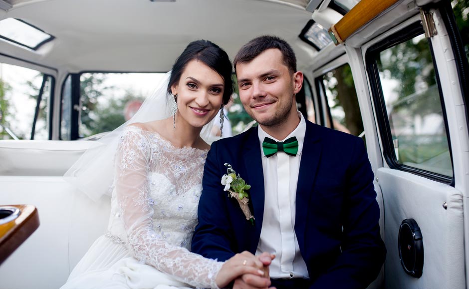 Wedding car hire Milan: the Newelyweds in the limousine